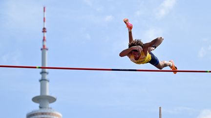 Armand Duplantis s'envole&nbsp;lors des qualifications du saut à la perche, devant la tour olympique de Munich, le 18 août 2022. Le Suédois, recordman du monde de saut à la perche, a ensuite remporté son second sacre européen en extérieur. (ANDREJ ISAKOVIC / AFP)