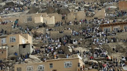 La foule regarde en direction du sanctuaire de Kart-e-Sakhi.
  (AFP PHOTO / Aref KARIMI)