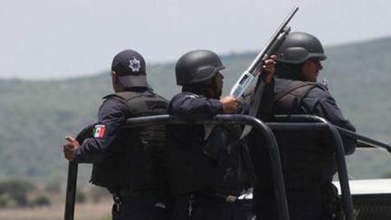 Des policiers en train de patrouiller dans l'Etat du Michoácan (centre-ouest du Mexique) le 23 mai 2015. Le Michoácan est l'un des Etats où les affrontements entre cartels de la drogue sont les plus violents. (AFP - Hector Guerrero)