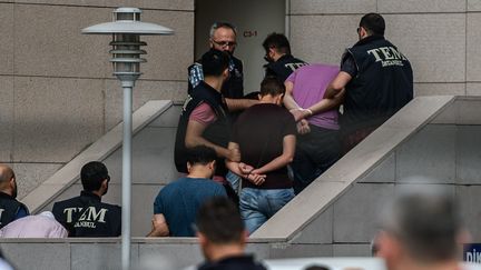 Des soldats turcs, accusés d'avoir pris part au coup d'Etat avorté le 20 juillet 2016,&nbsp; (OZAN KOSE / AFP)