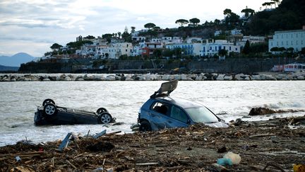 Des voitures échouées sur une place à Ischia, au large de Naples (Italie) le 27 novembre 2022, après un glissement de terrain meurtrier. (ELIANO IMPERATO / AFP)