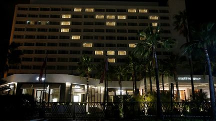 Depuis le 20 mars, le Maroc est en état d’urgence sanitaire et le confinement est obligatoire. A Casablanca, pôle de l’économie marocaine, l’hôtel "Hyatt Regency", situé dans le centre historique de la ville, est fermé pour cause de coronavirus. Le soir, certaines chambres sont allumées pour dessiner sur sa façade une fresque lumineuse et dire aux Casablancais&nbsp;: "De tout cœur avec vous."&nbsp; &nbsp; (YOUSSEF BOUDLAL REUTERS /)