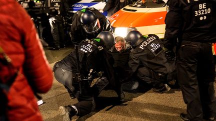 Des policiers arrêtent un participant à une manifestations contre les restrictions sanitaires mises en place pour lutter contre la pandémie de Covid-19, samedi 7 novembre à Leipzig (Allemagne). (MAXPPP)