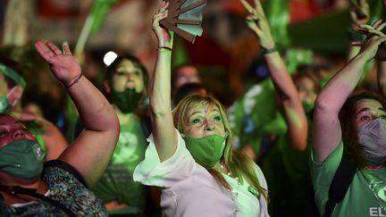 Des militants pro-avortement devant le Sénat argentin après l'adoption du texte légalisant l'IVG, à Buenos Aires, le 30 décembre 2020. (RONALDO SCHEMIDT / AFP)