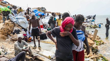 Un groupe de 140 migrants originaires d'Afrique subsaharienne campe dans la zone tampon de Ras Jedir, à la frontière entre la Tunisie et la Libye, le 26 juillet 2023. (MAHMUD TURKIA / AFP)