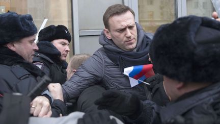 L'opposant russe Alexeï Navalny est interpellé lors d'une manifestation à Moscou (Russie), le 28 janvier 2018.&nbsp; (EVGENY FELDMAN / AP / SIPA)