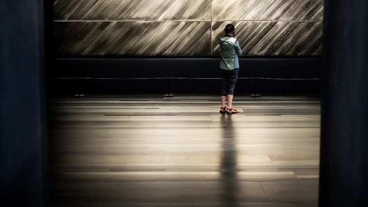 Un visiteur observe une peinture de l'artiste français Pierre Soulages, au musée Soulages de Rodez, le 9 juin 2023. (LIONEL BONAVENTURE / AFP)