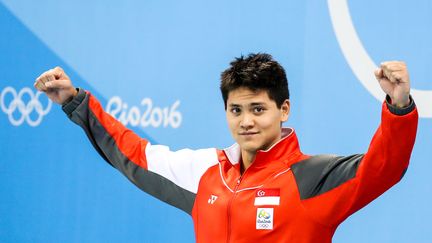 Joseph Schooling, le 12 août 2016, à Rio après sa victoire à la finale du&nbsp;100m papillon. (WILLIAM VOLCOV / AFP)