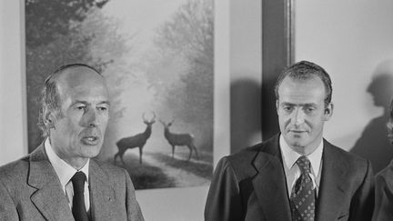 Valéry Giscard d'Estaing et le&nbsp;prince d'Espagne Juan Carlos lors d'une partie de chasse à Chambord, le 22 février 1975. (HENRI BUREAU / SYGMA /VCG VIA GETTY IMAGES)