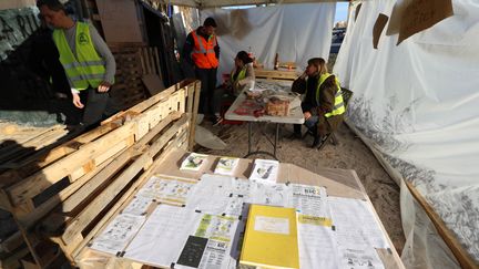 Des "gilets jaunes" débattent sur un rond-point où a été déposé un cahier de doléances, à&nbsp;Cagnes-sur-Mer (Alpes-Maritimes), le 20&nbsp;décembre&nbsp;2018. (VALERY HACHE / AFP)