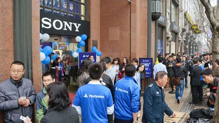  (File d'attente devant les magasins Sony pour la sortie de la PS4 à Shanghai © NEWSCOM/SIPA)