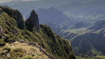 La Réunion : en tournée avec le facteur du cirque de Mafate