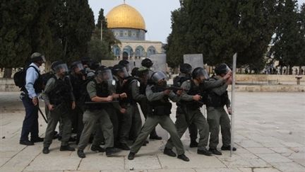 La police israélienne intervient sur l'esplanade des Mosquées à Jérusalem (5 février 2010) (AFP / Ahmad Gharabli)