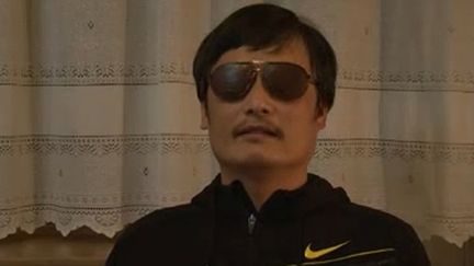 Le dissident chinois aveugle&nbsp;Chen Guangcheng, le 27 avril 2012 dans une vid&eacute;o o&ugrave; il explique sa fuite de son domicile o&ugrave; il &eacute;tait assign&eacute; &agrave; r&eacute;sidence. (YOUTUBE / AFP)