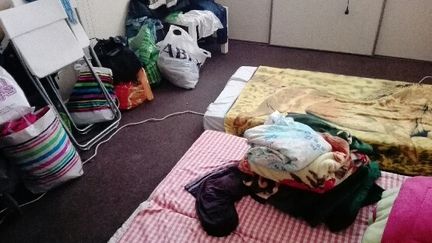 Un ancien bureau de banque transformé en chambre par des squatteurs à Toulouse, en janvier 2017. (RADIO FRANCE / FREDERIC BOURGADE)