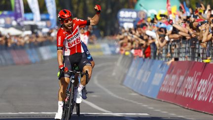 Le Belge Thomas De Gendt célèbre sa victoire sur la huitième étape du Giro, à Naples, le 14 mai 2022. (LUCA BETTINI / AFP)