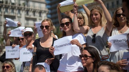 Des femmes participent à une "marche des shorts", à Toulon, dans le Var, samedi 25 juin 2016.&nbsp; (BERTRAND LANGLOIS / AFP)