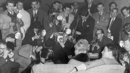 9 avril 1959 : Brigitte Bardot arrive à l'aéroport de Londres, pour la promotion de "Babette s'en va-t-en guerre", à la Royal Air Force Abingdon dans l'Oxfordshire. (LEE / HULTON ARCHIVE / GETTY IMAGES)