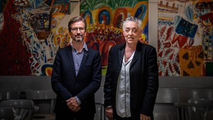 Ruth Mackenzie (à droite) avec l'autre directeur du Théâtre du Châtelet, Thomas Lauriot (à gauche), le 26 mars 2019.&nbsp; (MARTIN BUREAU / AFP)