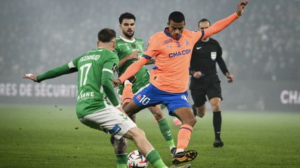 Mason Greenwood (Marseille) face à la défense de Saint-Etienne en Ligue 1, le 8 décembre 2024, à Geoffroy-Guichard. (ARNAUD FINISTRE/AFP)