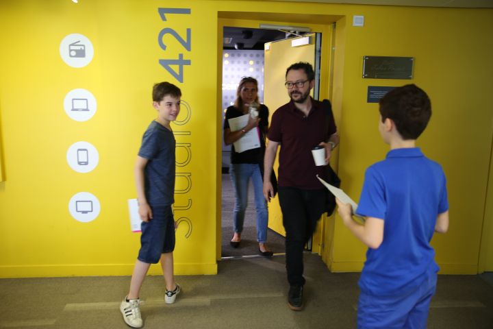 Tom et Malo, 11 ans, à la sortie du studio 421, avec Riad Sattouf. Après l'enregistrement il faut bien se quitter... mais pas sans un petit autographe de l'auteur ! (franceinfo / RADIO FRANCE)