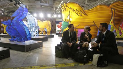 Des membres des délégations prennent une pause pendant la conférence climat (COP21), le 30 novembre 2015 au Bourget.&nbsp; (JACKY NAEGELEN / REUTERS)