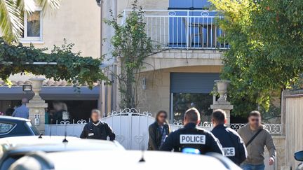 Des policiers à Agde (Hérault) le 14 octobre, devant la maison de la retraitée de 77 ans qui s'est fait décapiter. (JEAN MICHEL MART / MAXPPP)