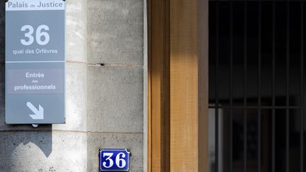 Devant l'entr&eacute;e du "36, quai des Orf&egrave;vres", &agrave; Paris, le 1er ao&ucirc;t 2014. (KENZO TRIBOUILLARD / AFP)