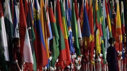 Les drapeaux lors de la cérémonie de clôture des Jeux de Londres, le 12 août 2012.&nbsp; (MATT SLOCUM/AP/SIPA / AP)