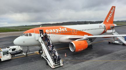 Un Airbus de la compagnie&nbsp;EasyJet&nbsp;sur le tarmac de l'aéroport Nantes-Atlantique (Loire-Atlantique) (FREDERIC FLEUROT / RADIO FRANCE)