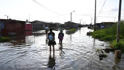 Des inondations ont eu lieu dans plusieurs départements de la Côte d'Ivoire. La ville de Grand Bassam a été la plus touchée. Des quartiers entiers de l'ancienne capitale coloniale ont été noyés par le débordement du fleuve Comoé.&nbsp;&nbsp; (ISSOUF SANOGO / AFP)