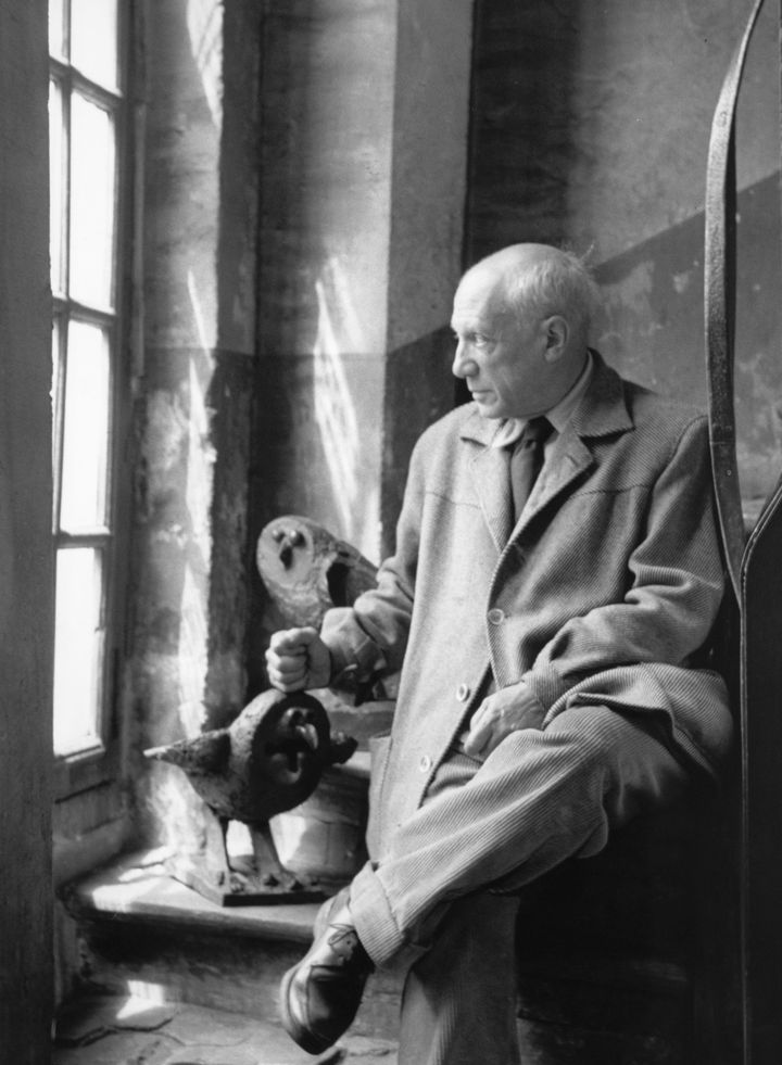 Pablo Picasso dans l’escalier des Grands-Augustins,  Paris, 1952.
 (Ministère de la Culture et de la Communication – Médiathèque du Patrimoine Dist. RMN-Grand Palais / Denise Colomb © Succession Picasso, 2016 )