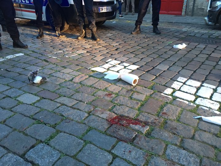 Un supporter anglais a été blessé à Lille (Nord), mercredi 15 juin 2016, lors d'une rixe avec des supporters russes. (FABIEN MAGNENOU / FRANCETV INFO)