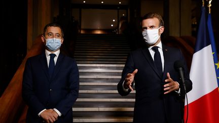 Emmanuel Macron et le ministre de l'Intérieur Gerald Darmanin à Bobigny (Seine-Saint-Denis),&nbsp;le 20 octobre 2020, où ils annoncent que des associations ou collectifs seront dissous, après l’assassinat de Samuel Paty. (LUDOVIC MARIN / AFP)