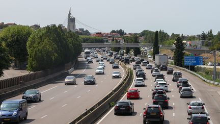 Des automobilistes sur l'autoroute A7, le 22 juillet 2023. (STEPHANE MARC / MAXPPP)