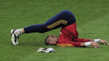 Le gardien de but de l'Espagne, Victor Vald&eacute;s, s'&eacute;tire lors d'un entra&icirc;nement pendant l'Euro 2012, &agrave; Gniewino, en Pologne, le 6 juin 2012.&nbsp; (ALVARO BARRIENTOS / AP / SIPA)