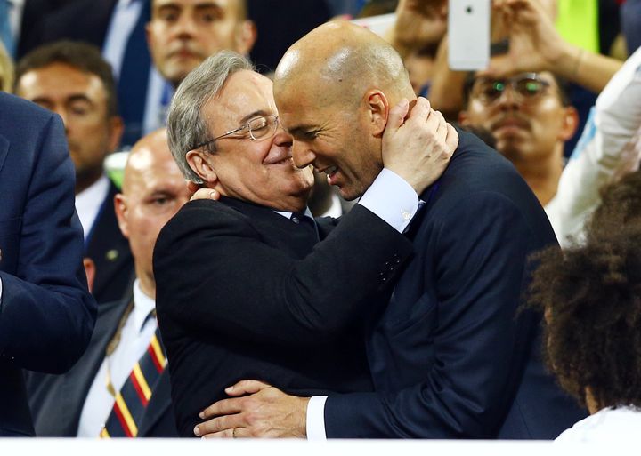 Le président du Real, Florentino Perez, enlace son entraîneur Zinédine Zidane (KIERAN MCMANUS / BACKPAGE IMAGES LTD)