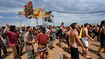 Les&nbsp;participants à&nbsp;cette rave-party, le 10 août 2020 en Lozère, ne portent pas de masque. (PASCAL GUYOT / AFP)