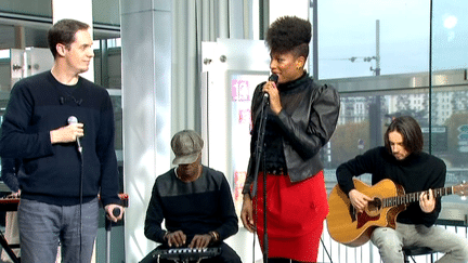 Grand Corps Malade en duo avec Sandra Nkaké sur le plateau du 13 Heures de France 2.
 (France 2)