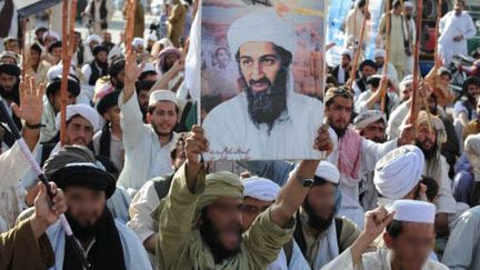 Des supporters de ben Laden, le 2 mai à Quetta (Pakistan). Les visages au premier plan ont été volontairement floutés. (AFP - Banaras Khan)