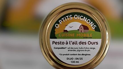 Cinq personnes d'une même famille ont été hospitalisées à Tours, en Indre-et-Loire, pour des cas probables de botulisme. L'intoxication a pour origine des conserves de pesto. (France 2)