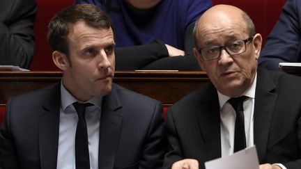 Emmanuel Macron et Jean-Yves Le Drian à l'Assemblée nationale, le 23 mars 2016. (DOMINIQUE FAGET / AFP)