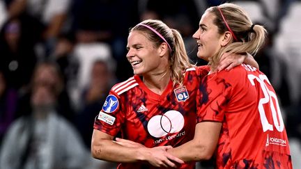 Eugénie Le Sommer et sa coéquipière à l'OL, Lindsey Horan, se congratulent en Ligue des champions, le 27 octobre 2022. (MARCO BERTORELLO / AFP)