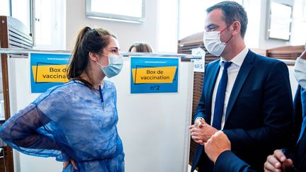 Le ministre de la Santé, Olivier Véran a déclaré ce 29 juin "se laisser l'été, après quoi, si la vaccination est insuffisante, nous irons vers une vaccination obligatoire (des soignants)." (COME SITTLER / POOL / AFP)