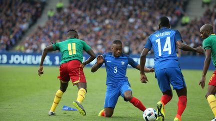 Evra et Matuidi aux prises avec les Camerounais (OLIVIER LEJEUNE / MAXPPP)