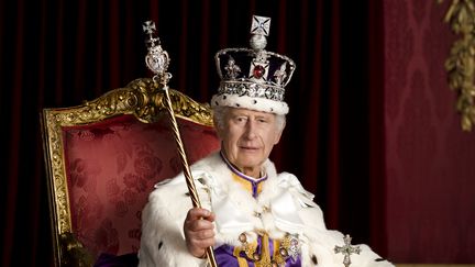 Le cliché officiel du couronnement de Charles III réalisé par le photographe Hugo Burnand. (HUGO BURNAND / BUCKINGHAM PALACE)