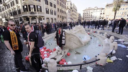 Des supporters de Feyenoord (Pays-Bas) ont d&eacute;vast&eacute; la fontaine de la Barcaccia, jeudi 19 f&eacute;vrier 2015 &agrave; Rome (Italie), avant une rencontre de Ligue Europa contre l'AS Rome. (  REUTERS)