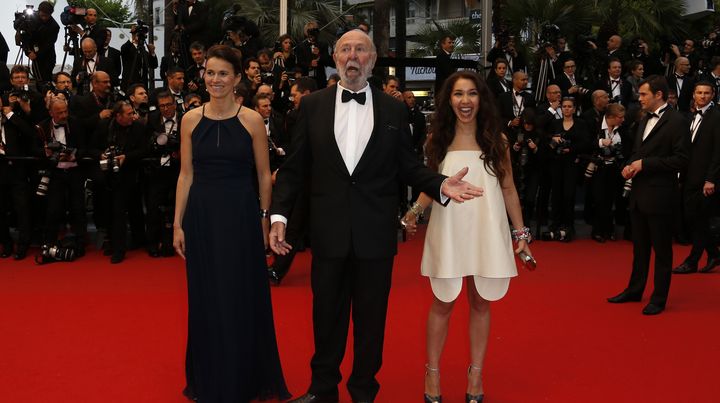 La ministre de la Culture, Aur&eacute;lie Filippetti, Jean-Pierre Marielle et l'actrice fran&ccedil;aise Sofiia Manousha, sur le tapis rouge de Cannes, le 15 mai 2013. (VALERY HACHE / AFP)