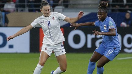 La Française Sandy Baltimore au duel avec une Norvégienne à Reims lors de la Ligue des nations, le 31 octobre 2023. (FRANCOIS NASCIMBENI / AFP)