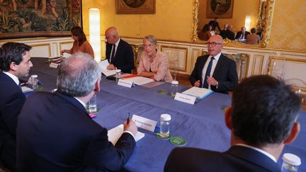 Elisabeth Borne reçoit les chefs de partis politique pour un rendez-vous sur la planification écologique, le 18 septembre 2023, à Matignon, à Paris. (THOMAS SAMSON / AFP)